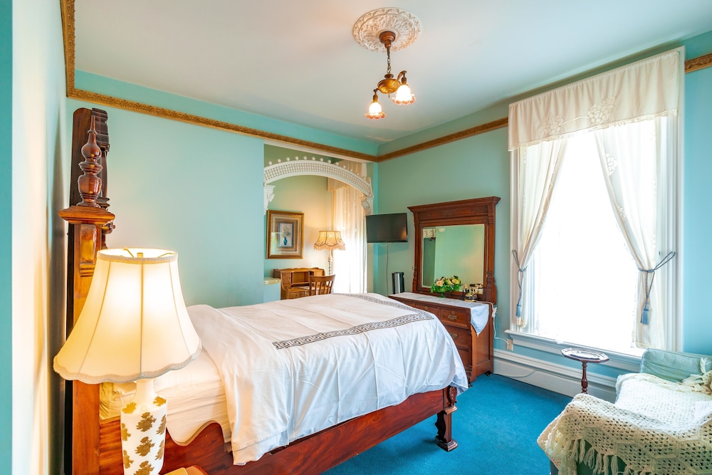 Comfort Room, 1 Queen Bed, Non Smoking, Bathtub