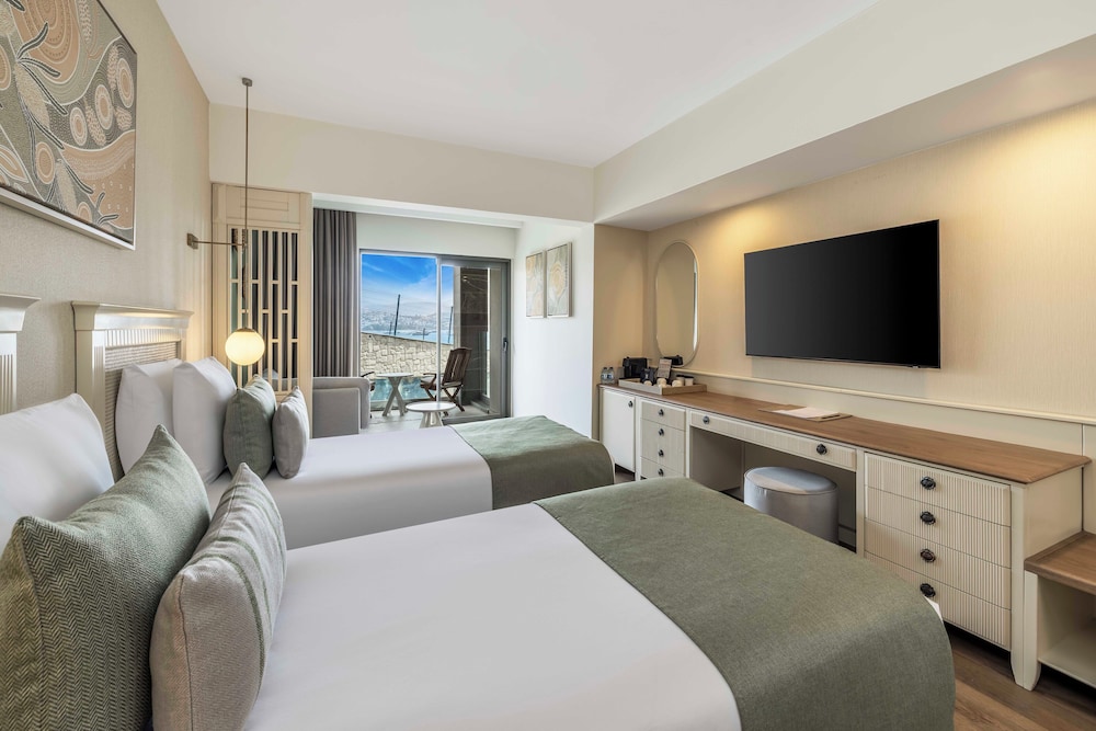 Standard Double or Twin Room, Partial Sea View - Photo 4