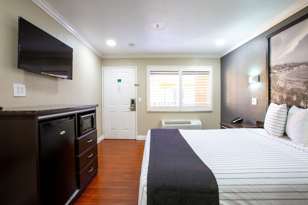 One Queen Bed - Photo 4