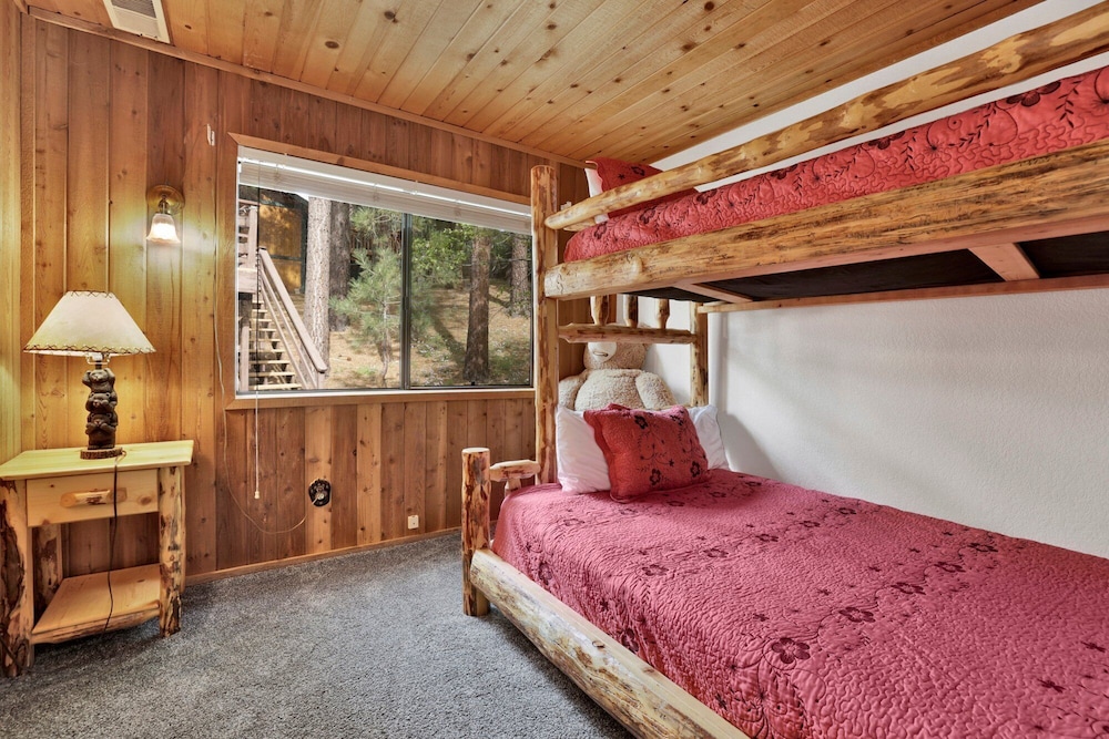 House, Multiple Beds, Hot Tub (1454) photo 3