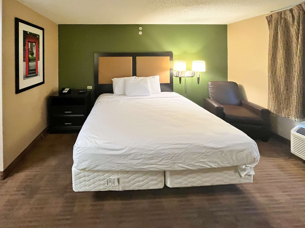 Standard Suite, 1 King Bed, Non Smoking, Kitchenette photo 3
