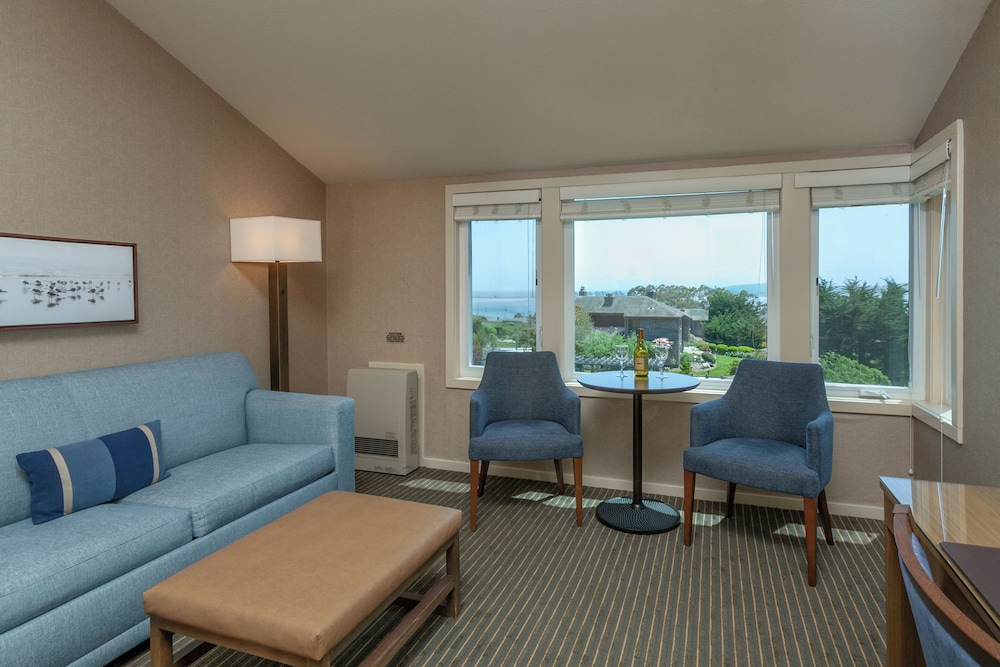 Deluxe Room, 1 Queen Bed with Sofa bed photo 3