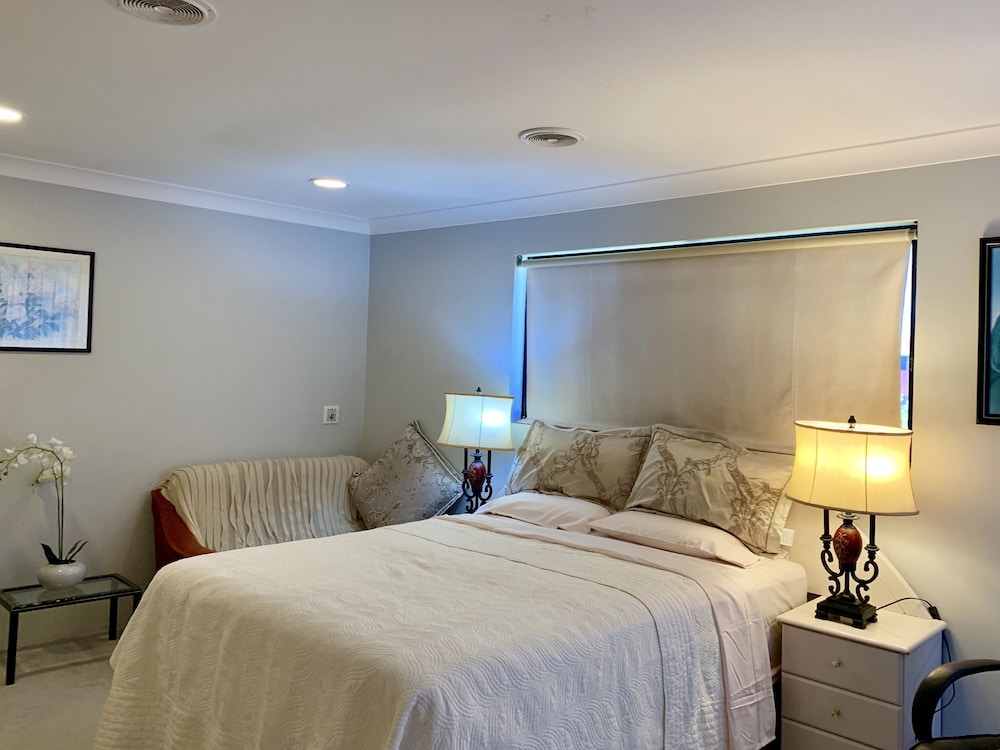 Deluxe Suite, 1 Bedroom, Non Smoking, Shared Bathroom