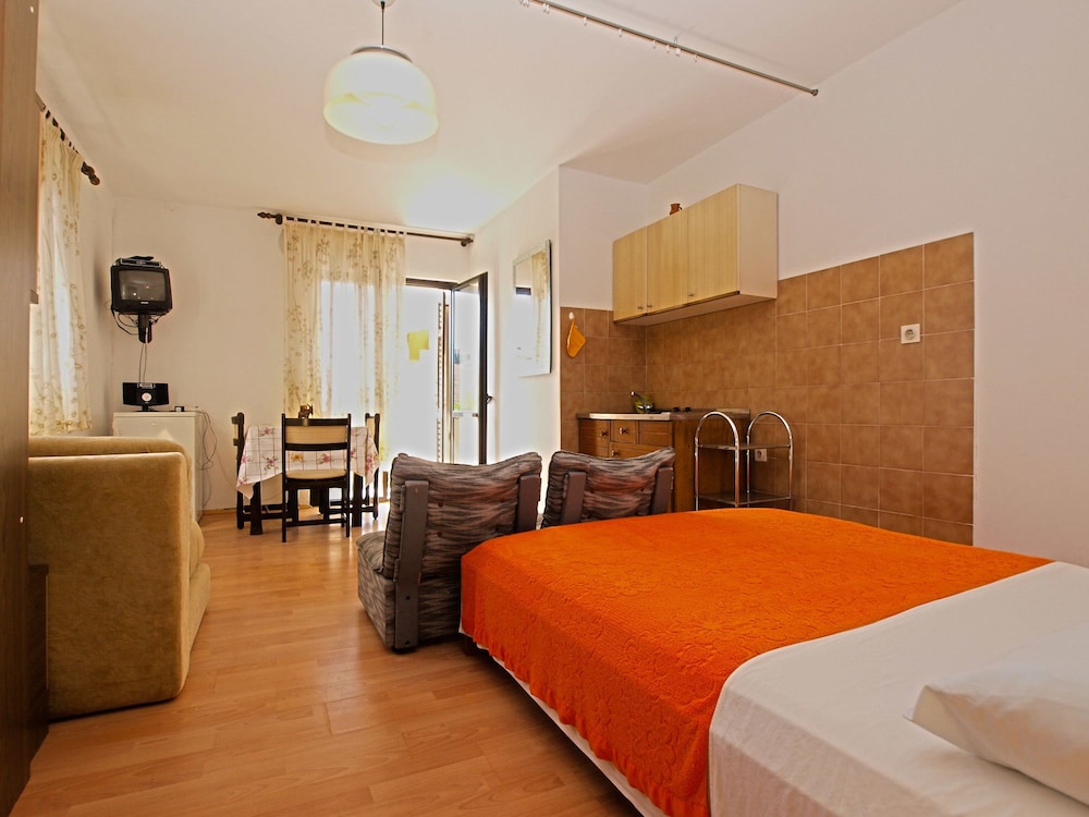 Studio, 1 Bedroom (1371/12911)