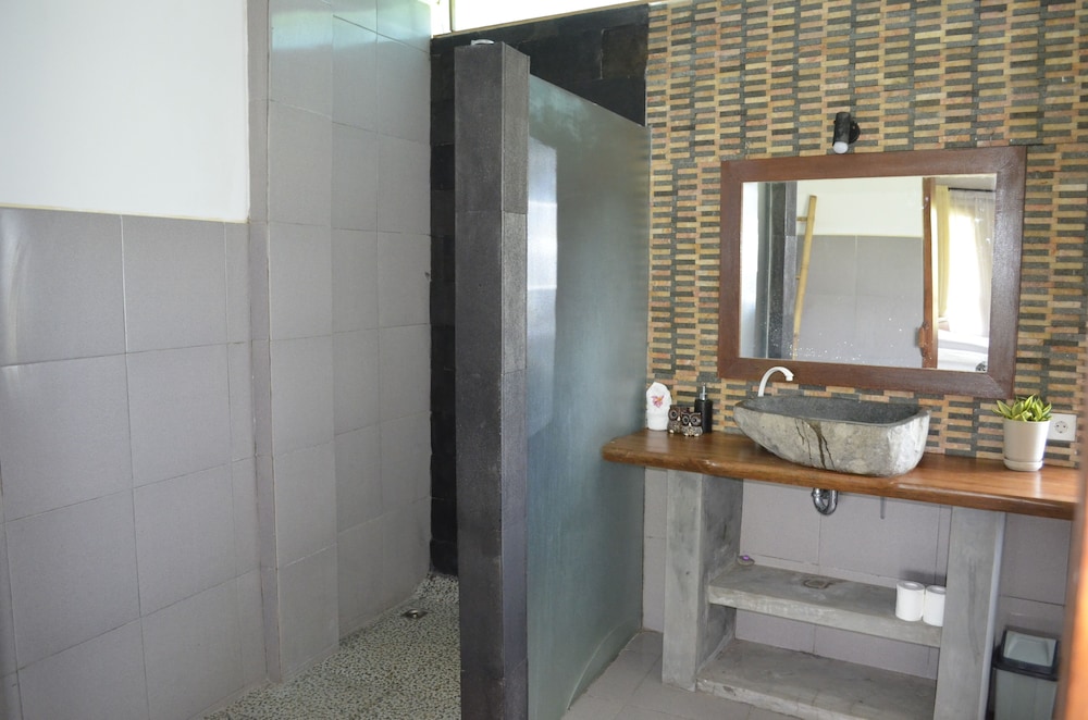 Economy Double or Twin Room, Private Bathroom, Partial Ocean View photo 3