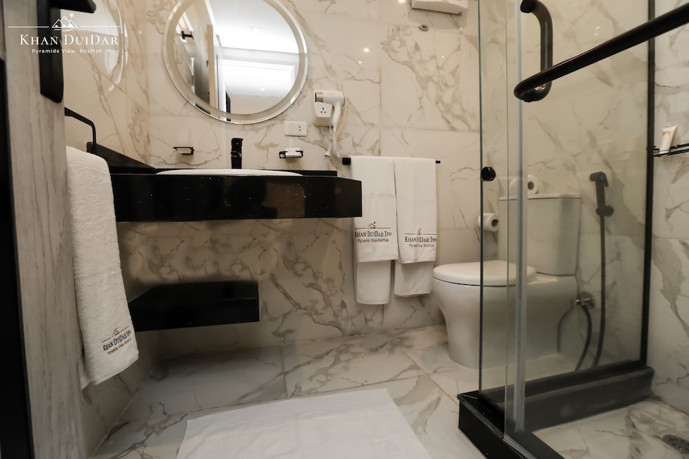 Queen Suite Jacuzzi Pyramid View - Photo 22