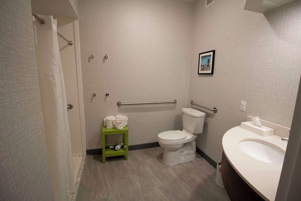 Room, Accessible, Non Smoking (Hearing Impaired/Roll-in Shower) - Photo 7