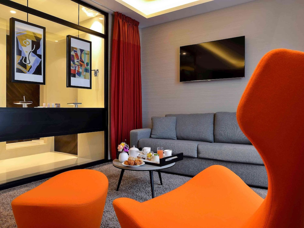 Deluxe Room, 1 King Bed (Darcy Square view) photo