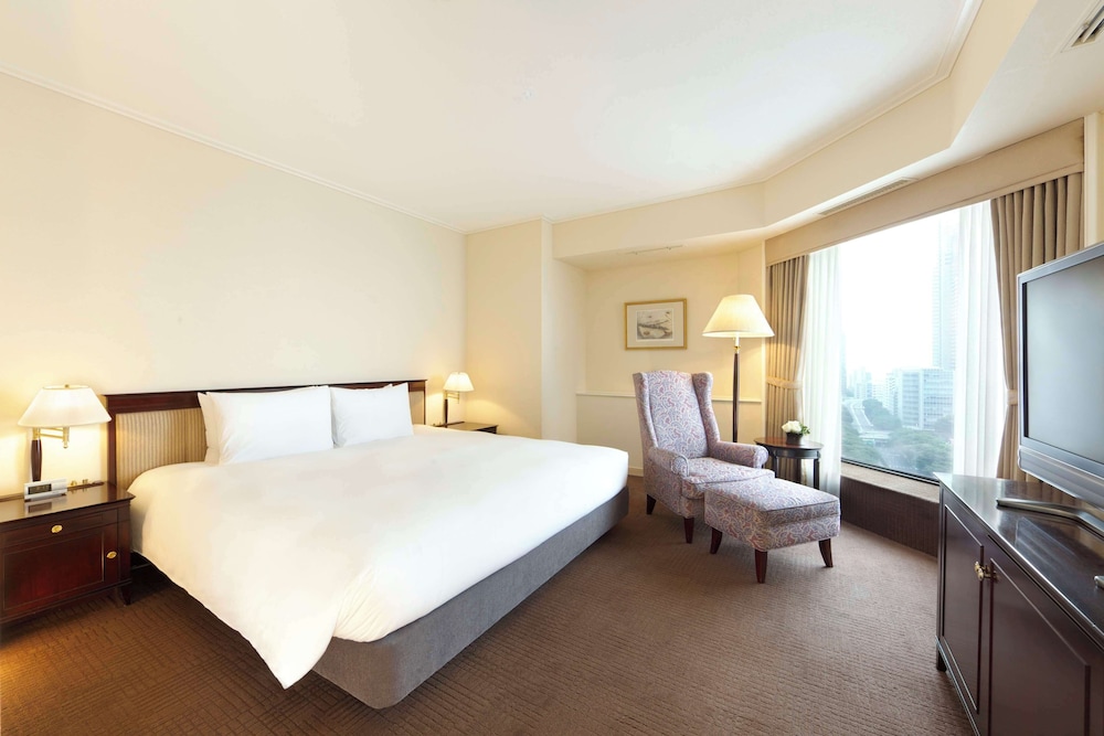 Deluxe Room, 1 King Bed, Corner photo 1