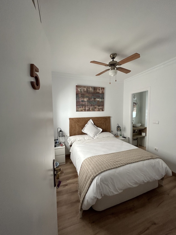 Classic Double Room, Private Bathroom, Courtyard View (Habitación 5)