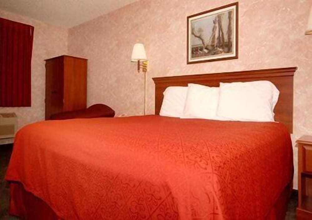 Standard Room, 1 King Bed, Non Smoking - Photo 6