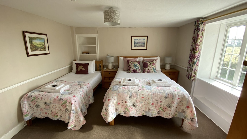 Suite, Ensuite photo 1