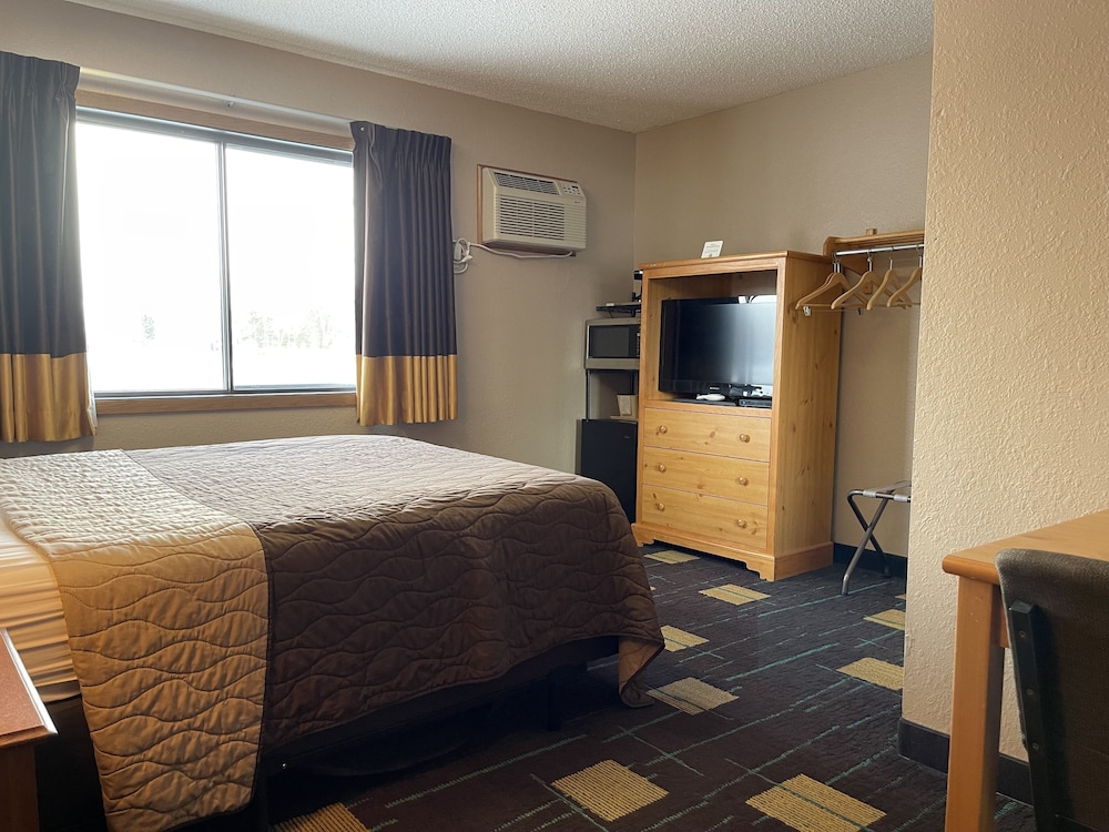 1 Queen Bed, Economy, Walk-in Shower, NO PETS, Non-Smoking photo 2