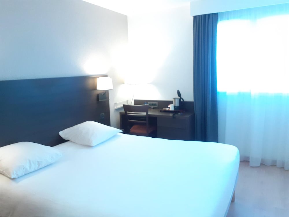 Standard Room, 1 Queen Bed - Photo 1
