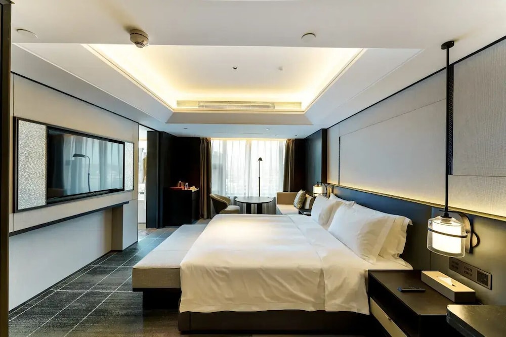Deluxe King-Bed Room With View