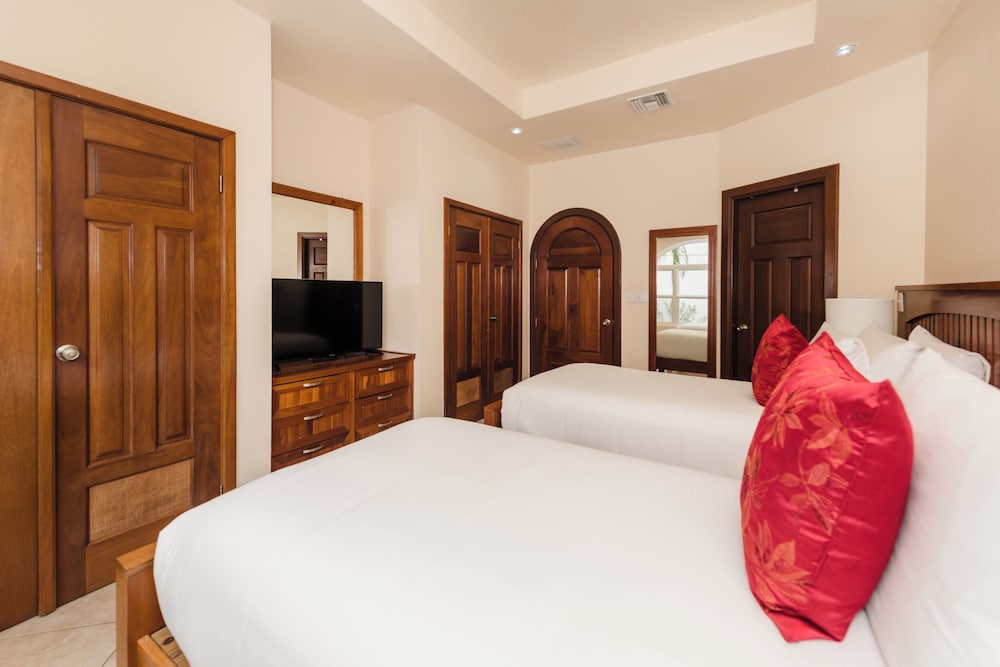 Condo, 2 Bedrooms, Beachfront photo 2
