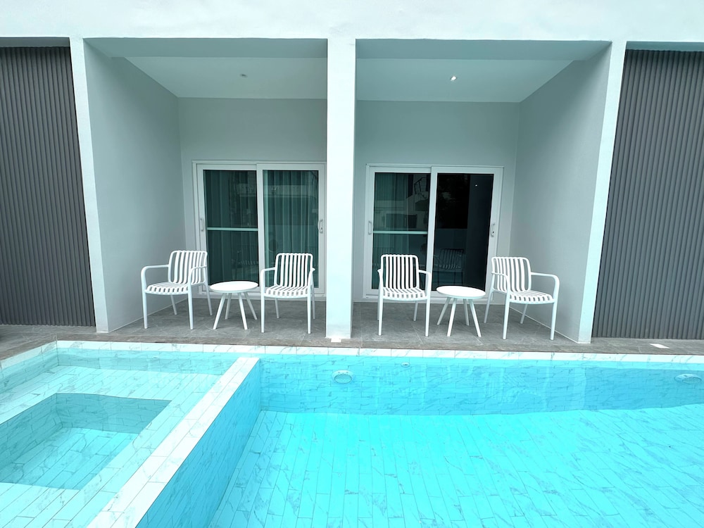 Deluxe Pool Access - Photo 11
