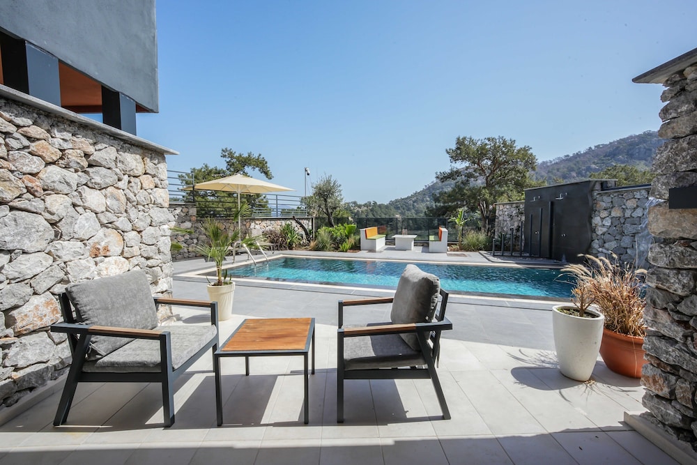 Triple Deluxe Room With Pool View thumbnail 5