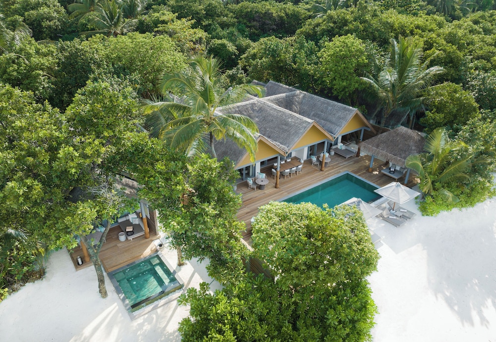 Three Bedroom Beach Pool Residence