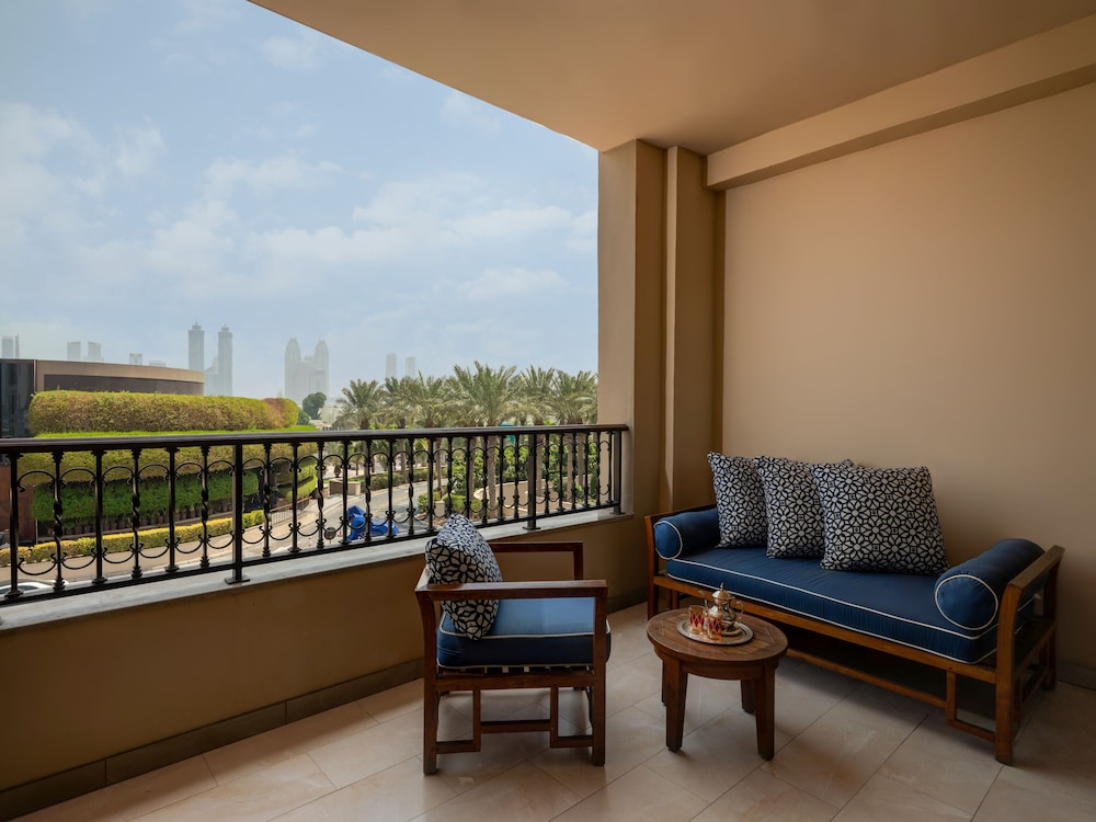 Deluxe Room, 1 King Bed, City View - Photo 4