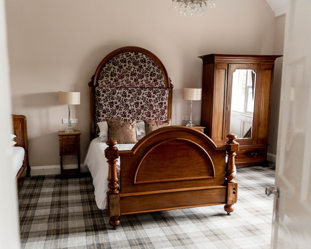 Family Suite, Private Bathroom, Garden View (East Wing) photo 3