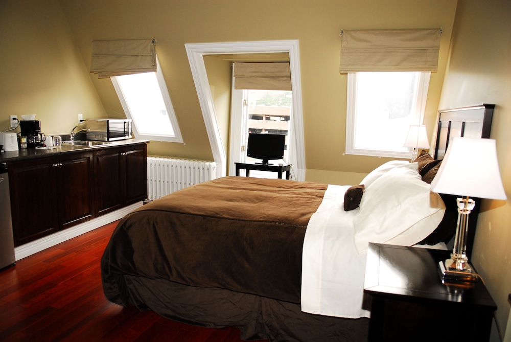 Queen Room, 1 Queen Bed, Kitchenette, Shared Bathroom