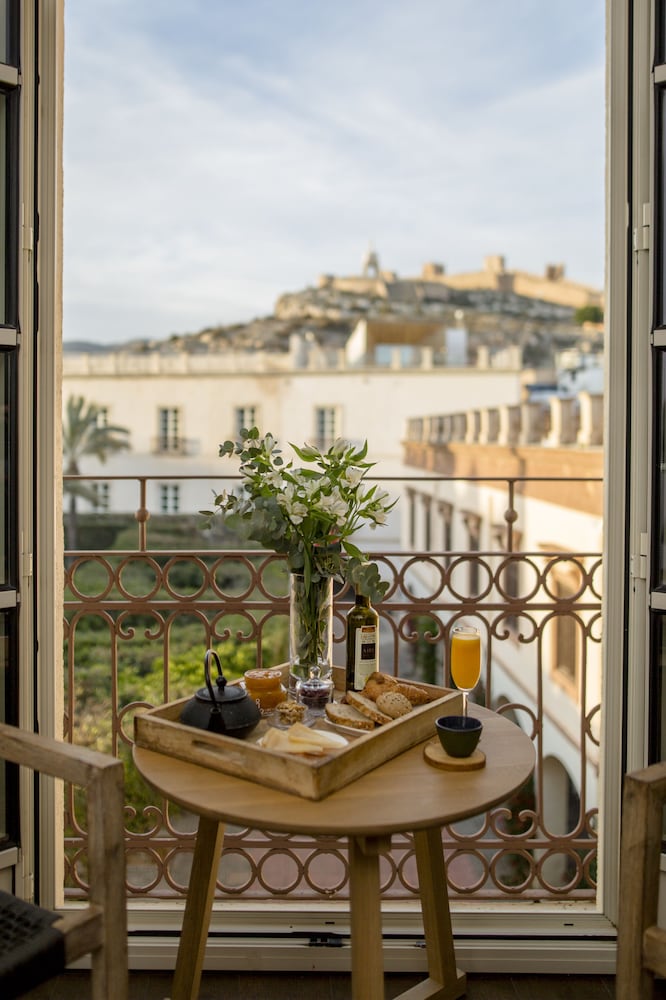 Suite, Bathtub with Square view - Photo 9