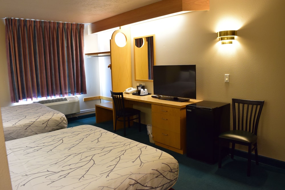 Deluxe Room, 2 Queen Beds, Refrigerator photo 3