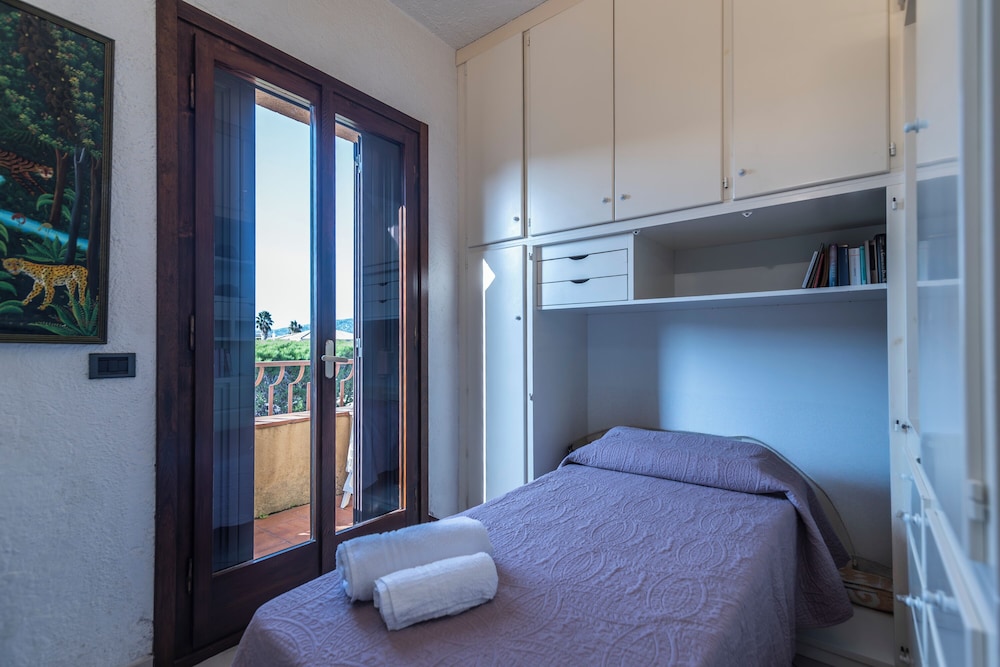 Family Apartment, Multiple Bedrooms, 2 Bathrooms (Il Vecchio Faro 66)