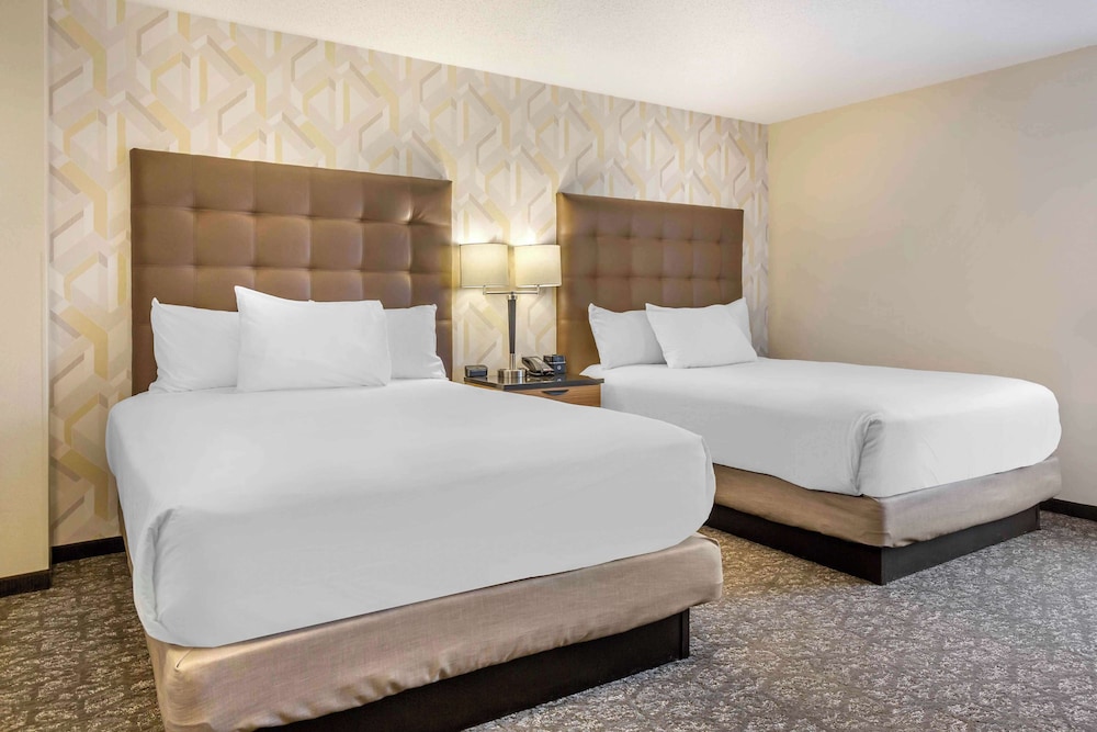 Suite, 2 Queen Beds, Refrigerator & Microwave (2 Rooms, Sofabed) - Photo 2