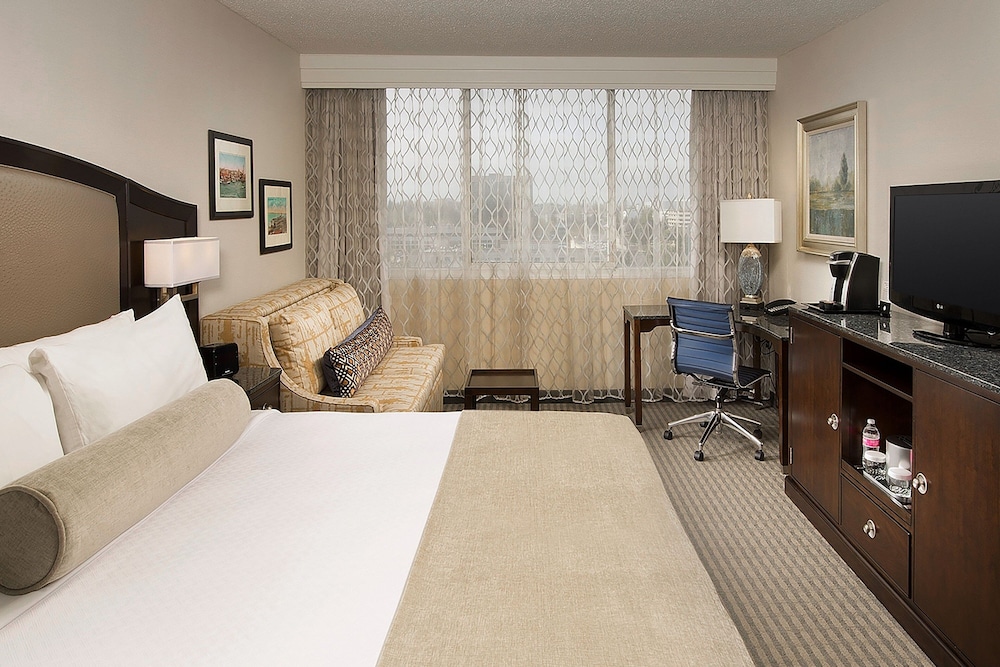 Standard Room, 1 King Bed (Mobility/Hearing Access, Roll-in Shwr) photo 1