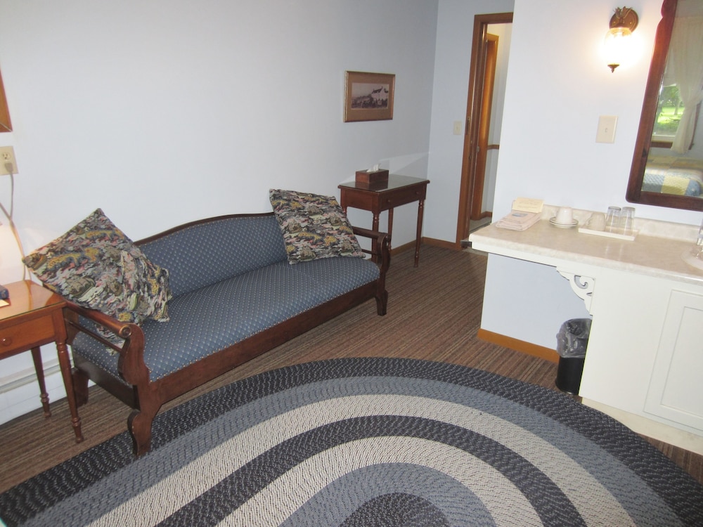 Deluxe Room, 1 Queen Bed photo 3