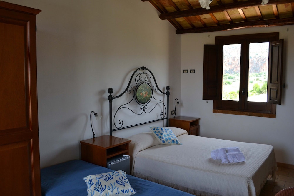 Deluxe Triple Room, Multiple Beds, Ensuite, Partial Sea View photo 2