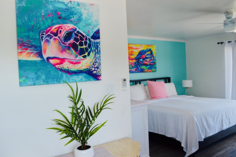 Oceanfront King Suite w/ Kitchen & Private Balcony - Photo 7