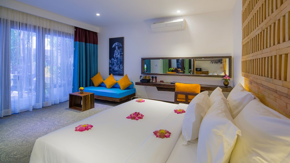 Luxury Suite, 1 King Bed, Pool Access