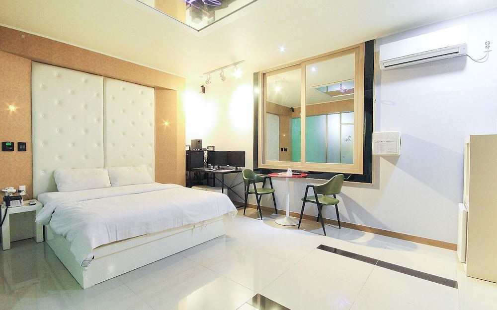 Room (Couple pc) - Photo 1