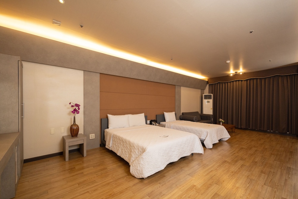 Deluxe Family Room - Photo 4