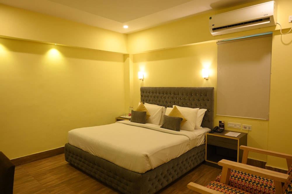 Suite Room With Bathtub