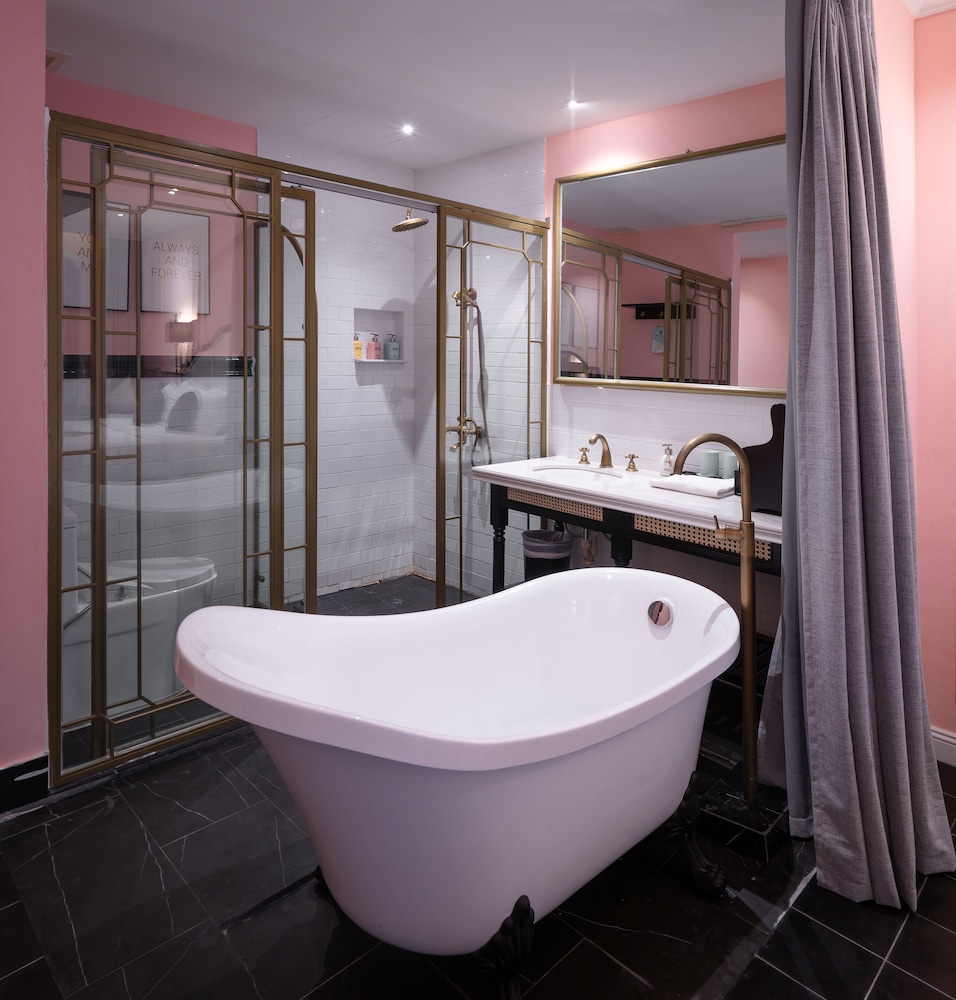 Studio with Bathtub - Photo 4