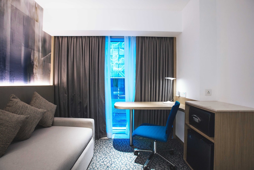 Standard Room, 1 Queen Bed photo 3