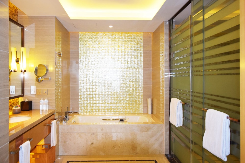 Deluxe Room, 1 King Bed photo 2