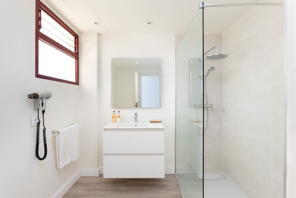 One Bedroom Suite Sea View (2+2) thumbnail 6