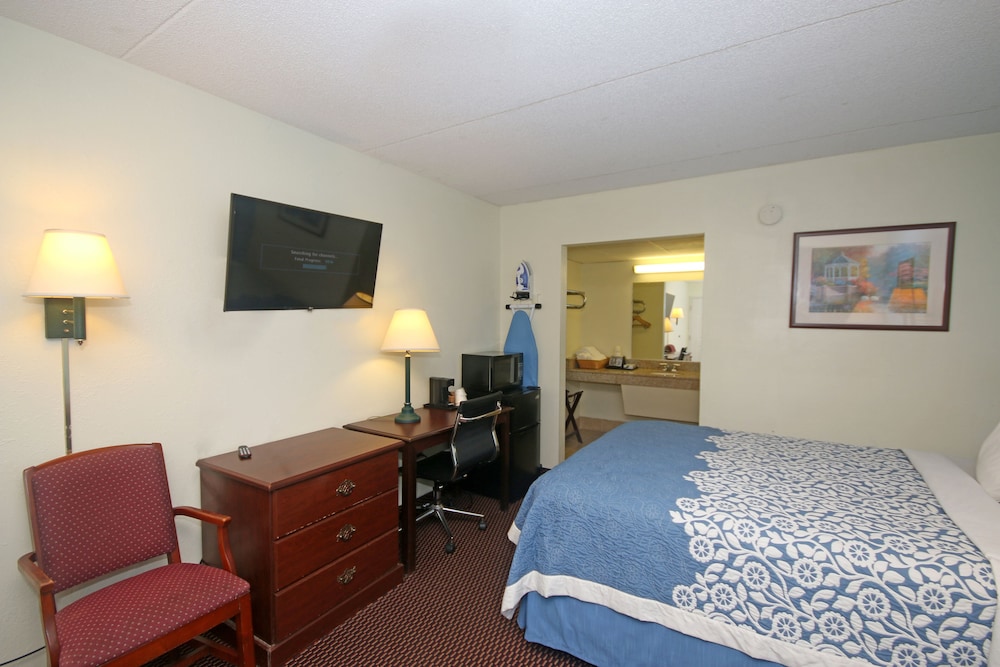Standard Room, 1 Queen Bed, Non Smoking - Photo 2
