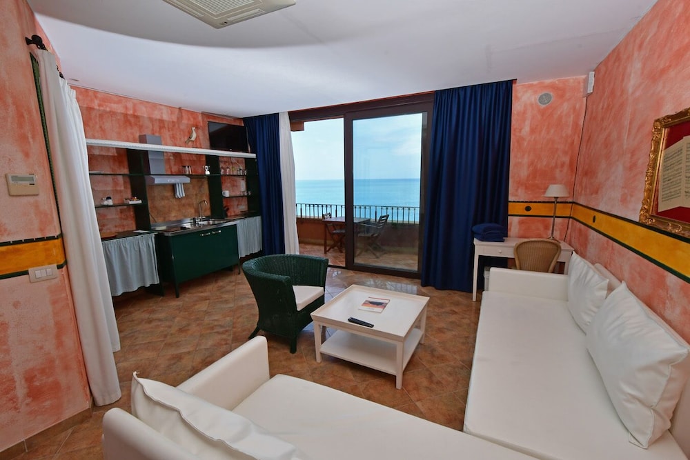 Deluxe Studio Suite, 1 Queen Bed, Sea View - Photo 5