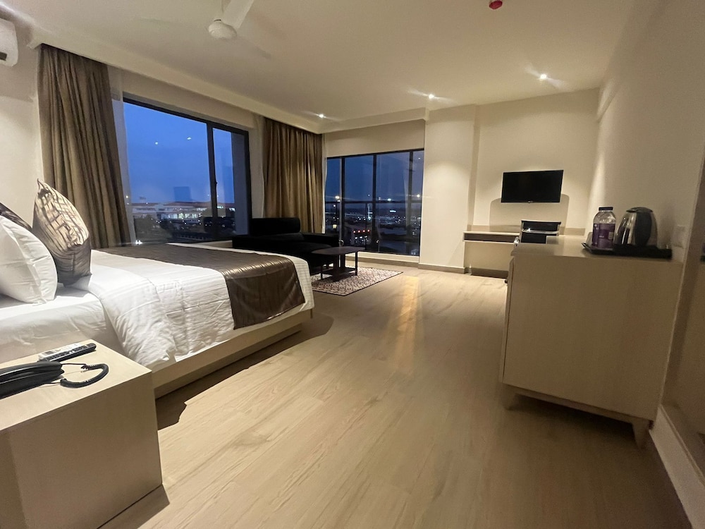 EXECUTIVE AIRPORT VIEW ROOMS with Free Airport Pick up/Drop - Photo 8