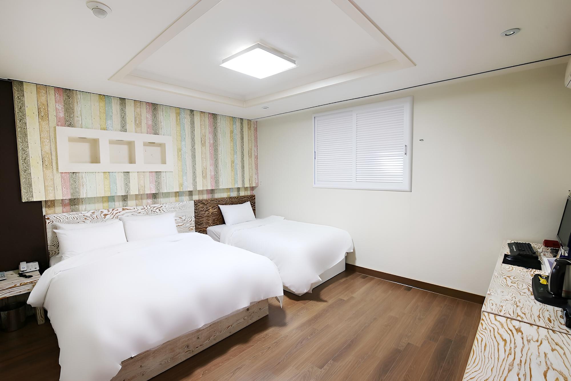 Room (Twin) - Photo 4
