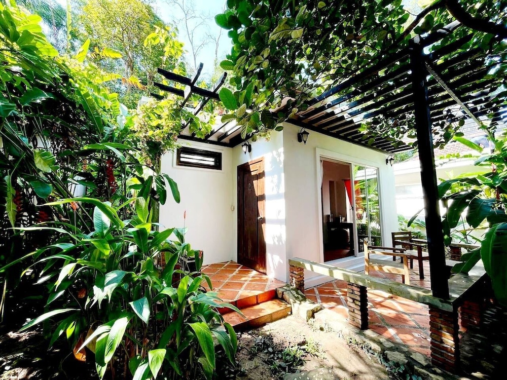 Deluxe Bungalow, 1 King Bed photo 3