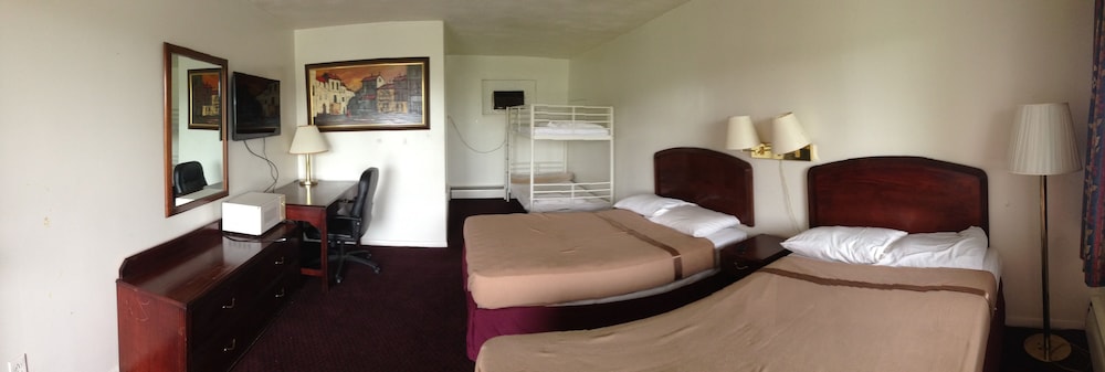 Standard Room (Two Double Beds & Bunk Bed) photo 2