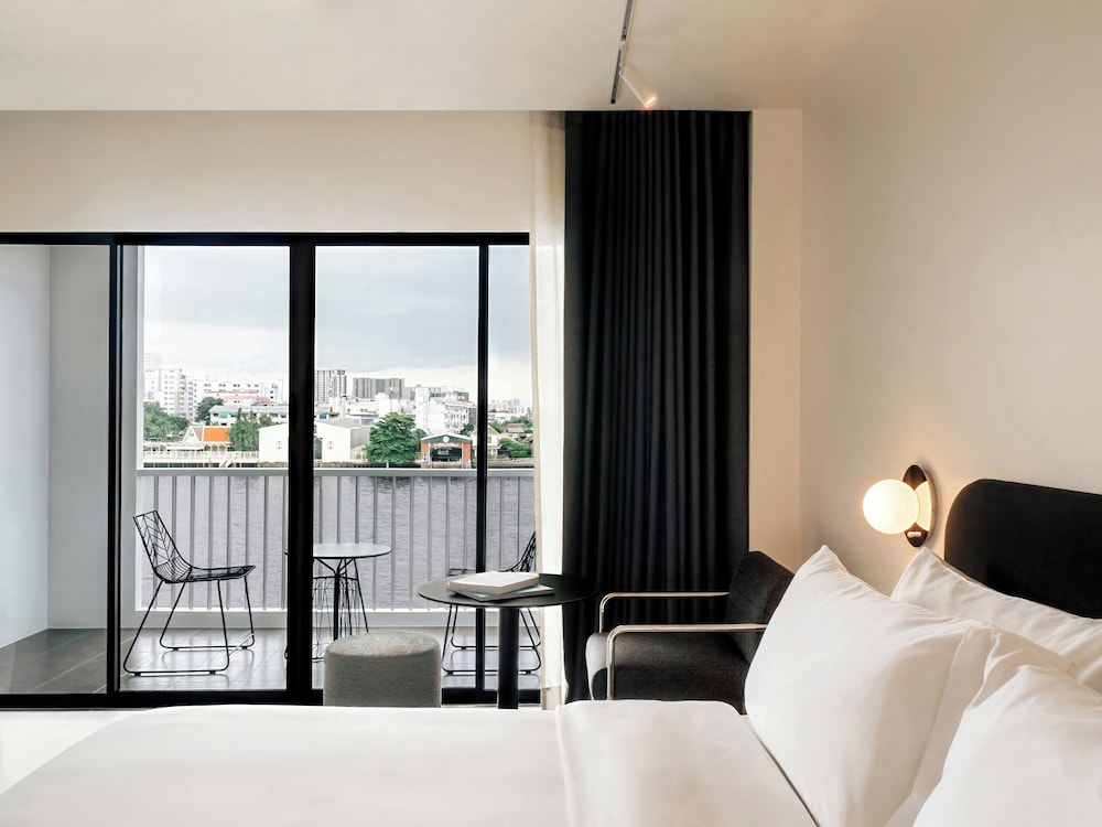 Premium Room, 1 King Bed photo 2