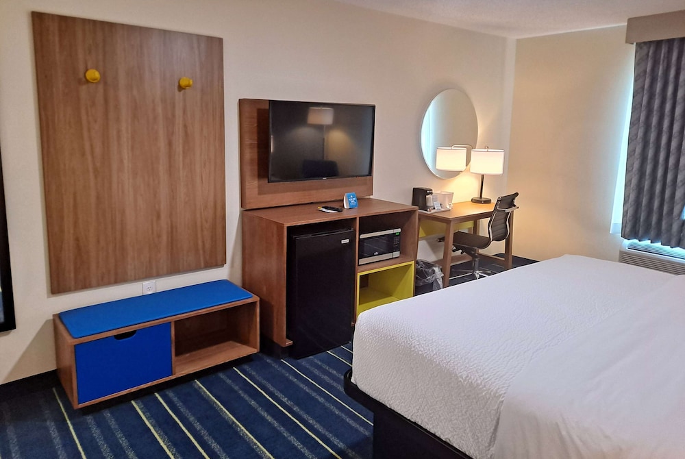 Room, 1 Queen Bed, Accessible, Non Smoking (Mobility/Hearing, Bathtub w/Grab bars) - Photo 1
